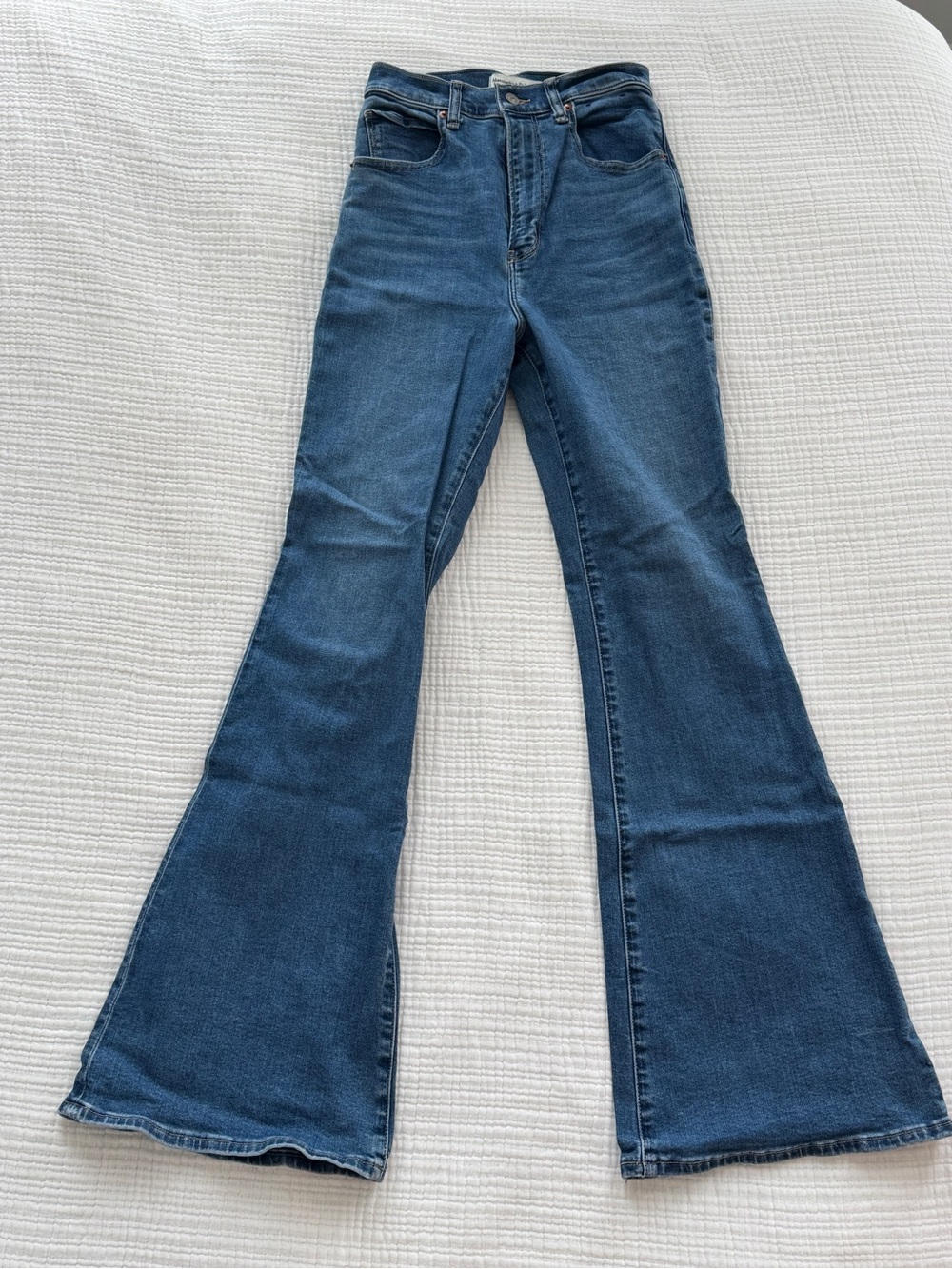 Abercrombie & Fitch The Flare Ultra High Rise Jean